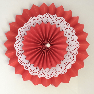 Abanico-de-papel-de-seda-rojo-con-blonda
