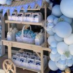 carro-dulces-banderines-y-globos-celestes