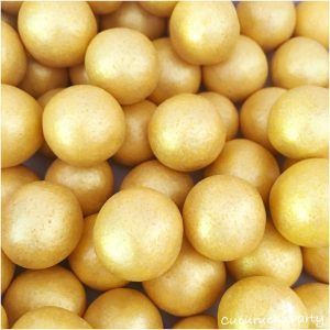 Bombones de colores, bolas doradas