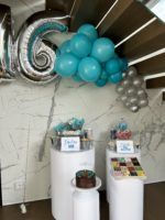 popcorn bar evento latones, mesa dulce, torta, globos cumpleaños