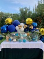 mesa dulce decoración evento flores globos de colores