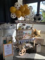 carro mesa dulce con globos y banderines de futbol real madrid