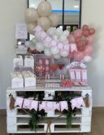 mesa adornos bautismo cajitas con dulces, globos y banderines