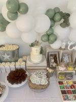 mesa dulce evento popcorn bar globos blancos y colores, souvenir