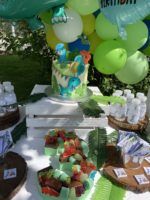mesa dulce cumpleaños, torta globos de colores souvenir bebidas
