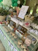 mesa dulce evento con globos, banderines cajas souvenir