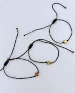 Pulsera negra con cruz